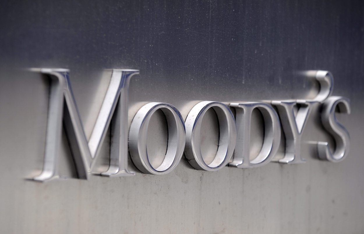 Fotografía de archivo del logo corporativo de Moody's, en la sede de la Agencia, en Nueva York (Estados Unidos). (Foto de archivo de Andrew Gombert de la agencia EFE)