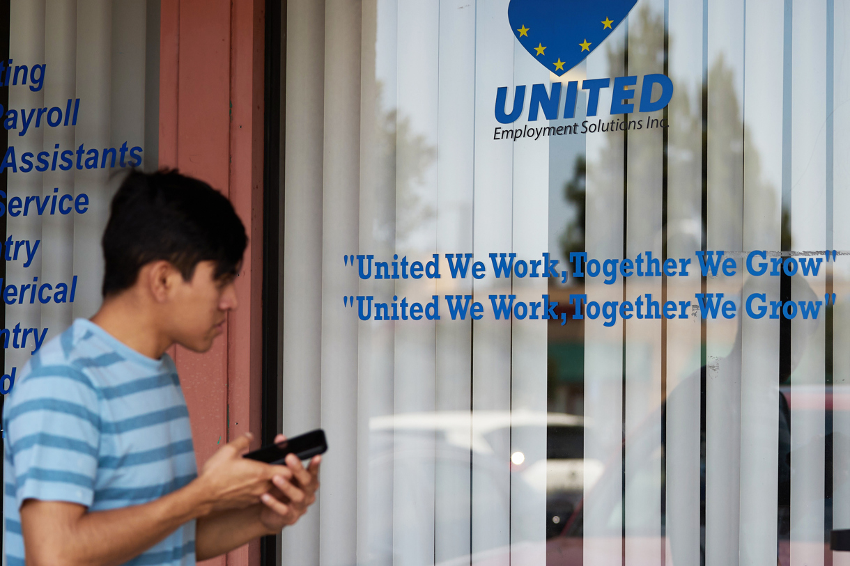 Fotografía de archivo del 2 de agosto de 2024 de una persona caminando junto a una agencia de empleo, en Los Ángeles, California (Estados Unidos). (Foto de Allison Dinner de la agencia EFE/EPA)