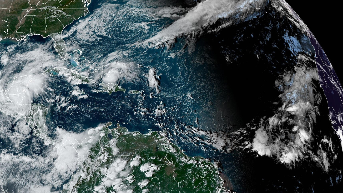 Fotografía satelital cedida por la Oficina Nacional de Administración Oceánica y Atmosférica (NOAA) a través del Centro Nacional de Huracanes (NHC) estadounidense donde se muestra la localización del huracán Oscar en el Atlántico. (Foto de NOAA-NHC EFE)