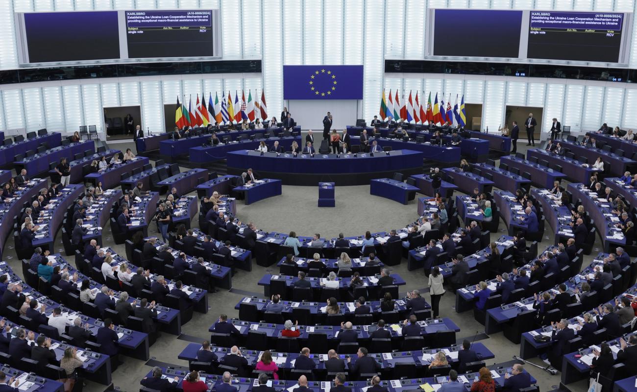 Los miembros del Parlamento asisten a las votaciones en el Parlamento Europeo en Estrasburgo, Francia, el 22 de octubre de 2024. (Foto de Ronald Wittek de la agencia EFE/EPA)