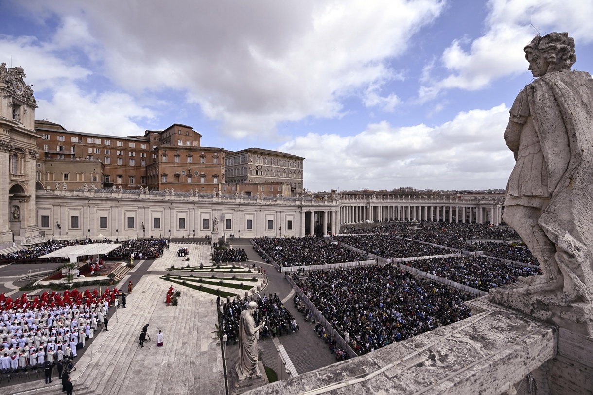 Imagen de los asistentes a misa del Domingo de Ramos en la Plaza de San Pedro, Ciudad del Vaticano, 24 de marzo de 2024. (Foto de Ricardo Antimiani de la agencia EFE/EPA)