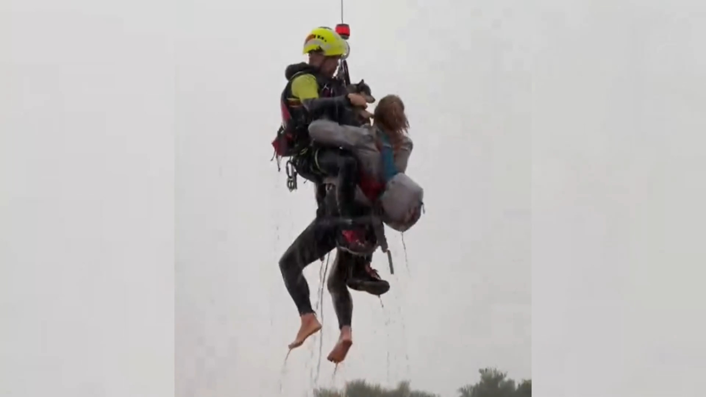 Captura de un video facilitado por la UME del rescate de una mujer con sus mascotas de su casa de madera en Utiel (Valencia) inundada por la dana. El personal del tercer batallón de la Unidad Militar de Emergencias (UME) se ha desplegado en los municipios valencianos de Utiel y Requena, en el interior de la provincia de Valencia, y en Xirivella y Alaquàs, en el área metropolitana. (Foto de EFE/UME)