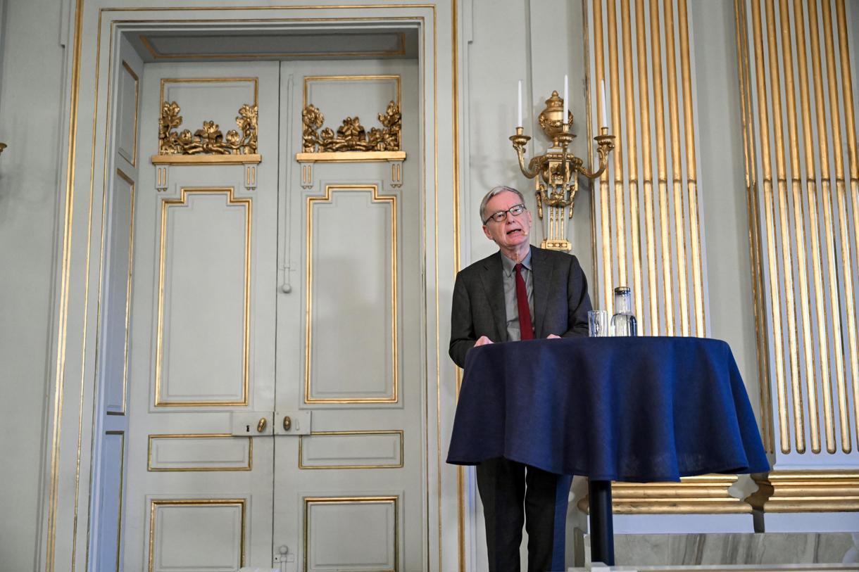 El presidente del Comité Nobel de Literatura 2024, Anders Olsson, habla con los medios después de que la Academia Sueca anunciara que la escritora surcoreana Han Kang obtuvo el premio. (Foto de Jessica Gow Sweden de la agencia EFE/EPA)