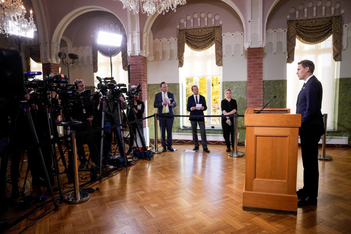 El presidente del Comité noruego del Nobel, Jorgen Watne Frydnes, anuncia que la organización japonesa Nihon Hidankyo es la ganadora de del Premio Nobel de la Paz 2024. (Foto de Javad Parsa Norway out de la agencia EFE/EPA)