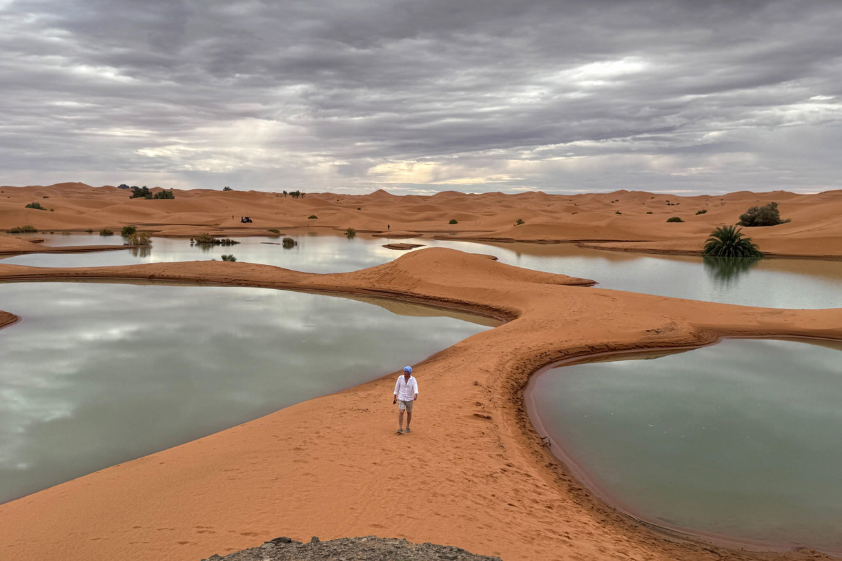 Fotografía este miércoles, de lagunas de agua en las dunas del desierto de Merzouga (Marruecos). (Foto de Christina Juárez de la agencia EFE)