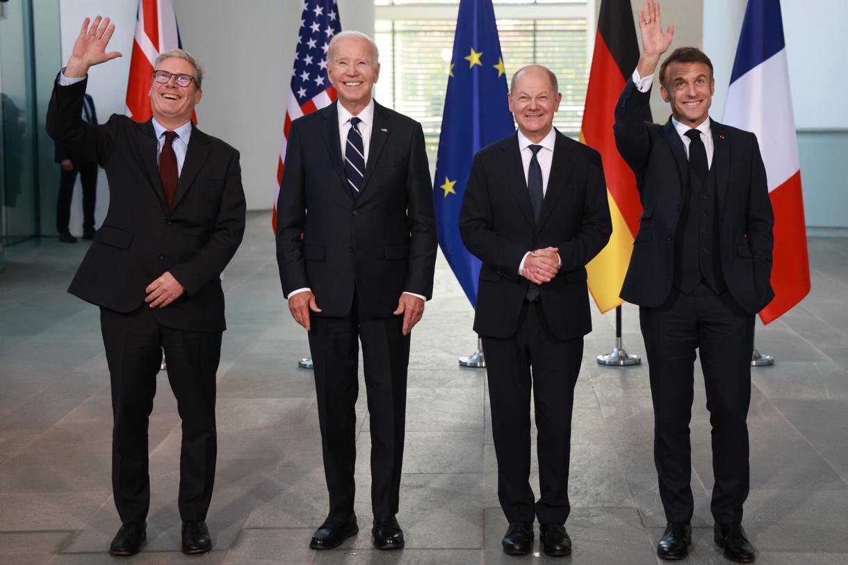 (De izq. a der.) El primer ministro británico, Sir Keir Starmer, el presidente estadounidense, Joe Biden, el canciller alemán, Olaf Scholz, y el presidente francés, Emmanuel Macron, asisten a una sesión de fotos familiares en la cancillería en Berlín, Alemania, el 18 de octubre de 2024. (Foto de Clemens Bilan de la agencia EFE/EPA)