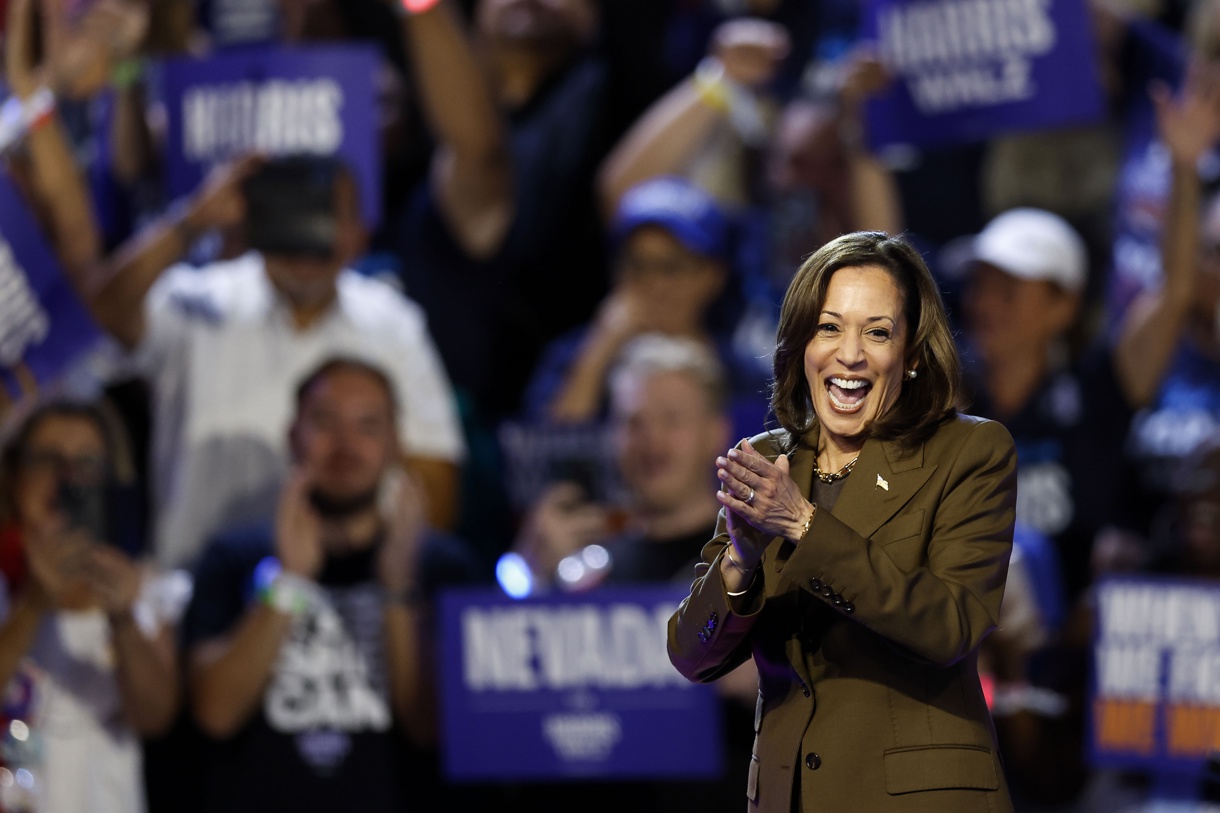 Fotografía de archivo de la candidata presidencial demócrata, la vicepresidenta Kamala Harris, mientras llega a un mitin de campaña en Las Vegas, Nevada, EUA, el 29 de septiembre de 2024. (Foto de Caroline Brehman de la agencia EFE/EPA)