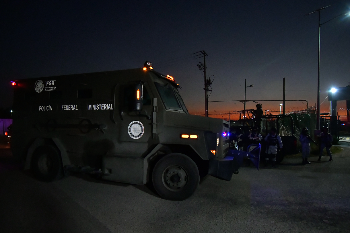 Imagen de archivo de un camión blindado que hace parte de un convoy de seguridad en el que las autoridades transportaban a Ovidio Guzmán, hijo del “Chapo”, a su llega al penal del Altiplano, en Toluca, Estado de México (México). (Foto de Felipe Gutiérrez de la agencia EFE)