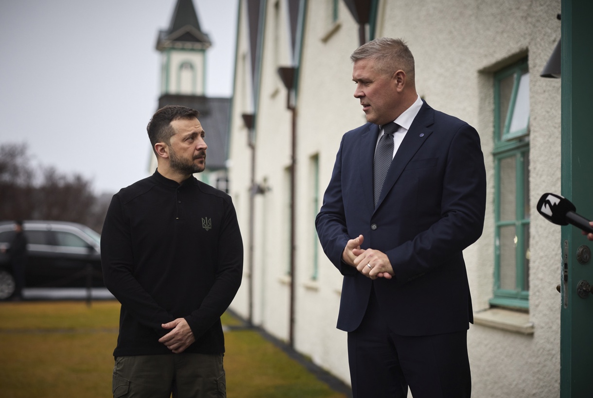 Una fotografía facilitada por el Servicio de Prensa Presidencial muestra al presidente ucraniano, Volodymyr Zelensky (izq.), reunido con el primer ministro de Islandia, Bjarni Benediktsson (der.), en Reykjavik, Islandia, el 28 de octubre de 2024. (Foto de EFE/EPA/Servicio de prensa presidencial)