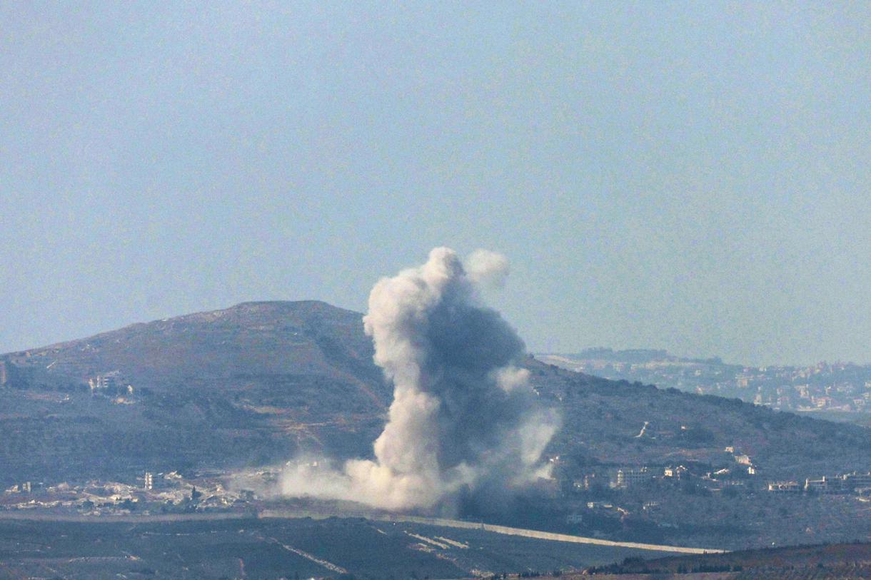 Columnas de humo como resultado de los combates en curso entre Israel y Hezbolá en la aldea de Odaisseh, en el sur del Líbano, en la frontera con Israel, vistas desde el lado israelí de la frontera, en el norte de Israel, el 16 de octubre de 2024. (Foto de Atef Safadi de la agencia EFE/EPA/ Líbano, Hizbulá/Hezbolá)