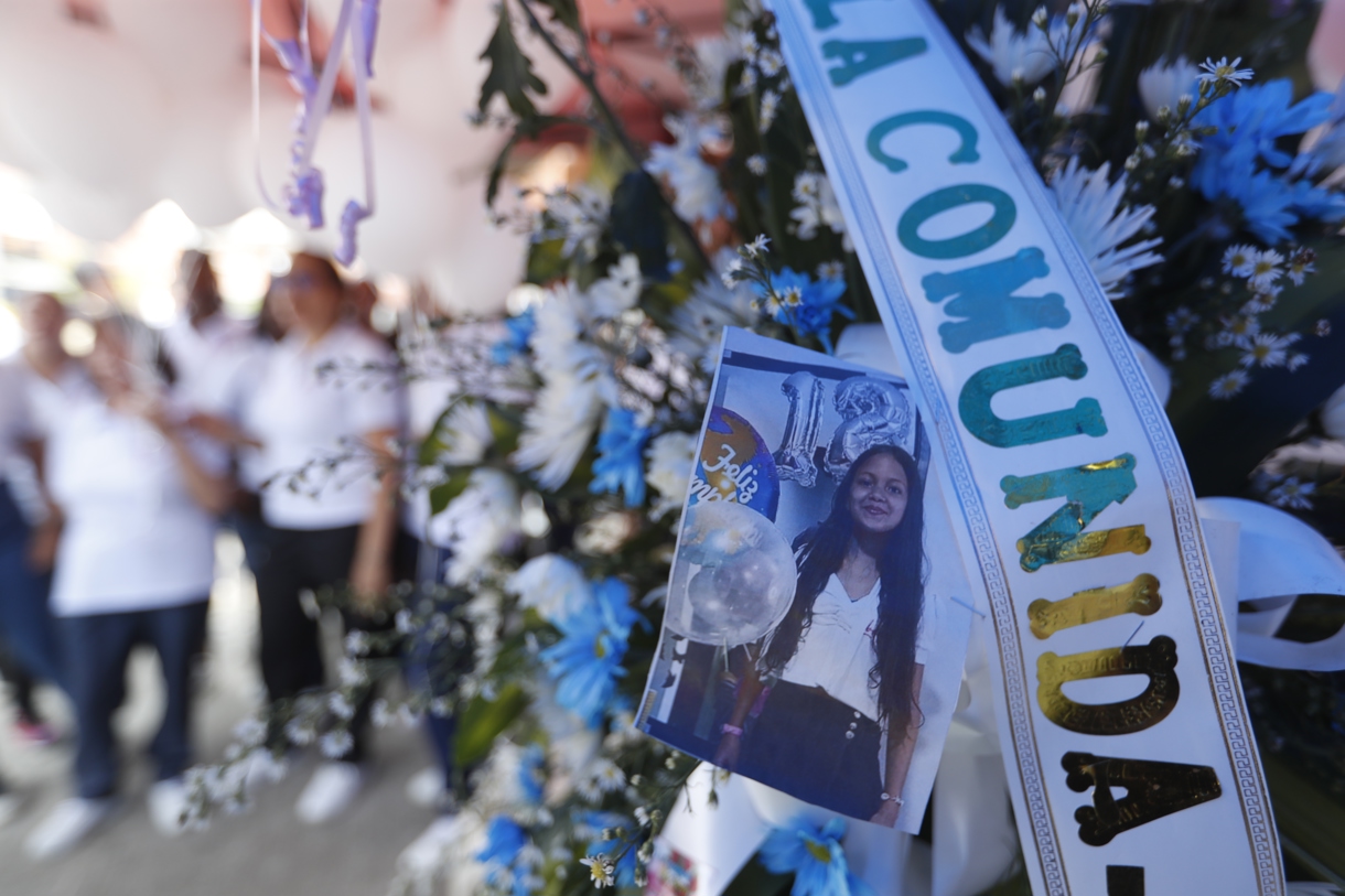 Personas se reúnen en la casa en dónde vivía Sofía Delgado niña de 12 años asesinada, este viernes en Candelaria (Colombia). (Foto de Ernesto Guzmán de la agencia EFE)