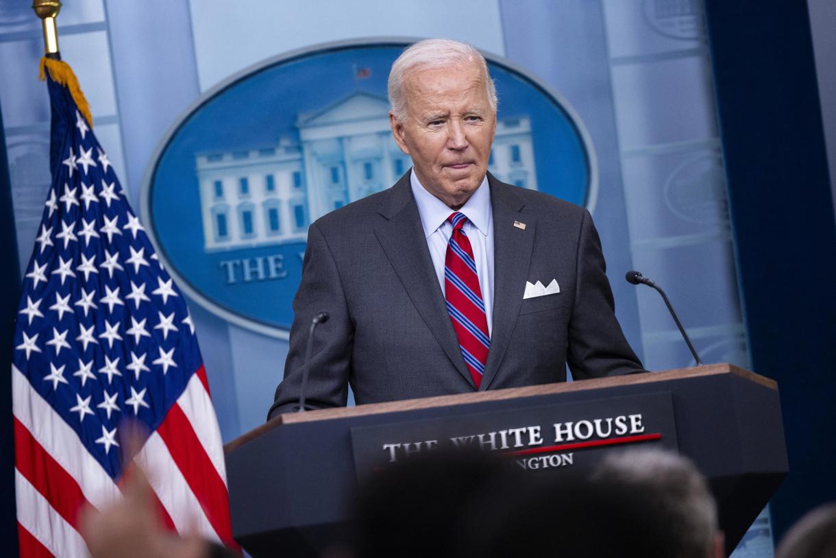 El presidente de Estados Unidos, Joe Biden, responde a una pregunta de los medios de comunicación durante la conferencia de prensa diaria en la sala de prensa de la Casa Blanca en Washington, DC, EUA, el 4 de octubre de 2024. (Foto de Shawn Thew de la agencia EFE/EPA/ POOL)