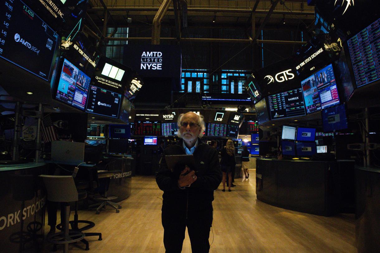 Un comerciante en el “trading floor” durante el cierre de la Bolsa de Valores de Nueva York, en Nueva York, EUA, el 5 de agosto de 2024. (Foto de John Taggart de la agencia EFE/EPA)