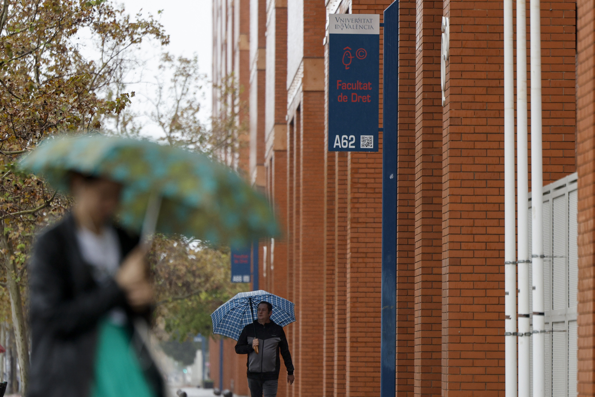 Vista general del campus de Tarongers de la Universitat de Valencia que ha suspendido las clases de hoy martes debido a las lluvias torrenciales que afectan a la Comunitat Valenciana, y especialmente a la provincia de Valencia, en la que se ha establecido el aviso rojo. (Foto de Biel Aliño de la agencia EFE)