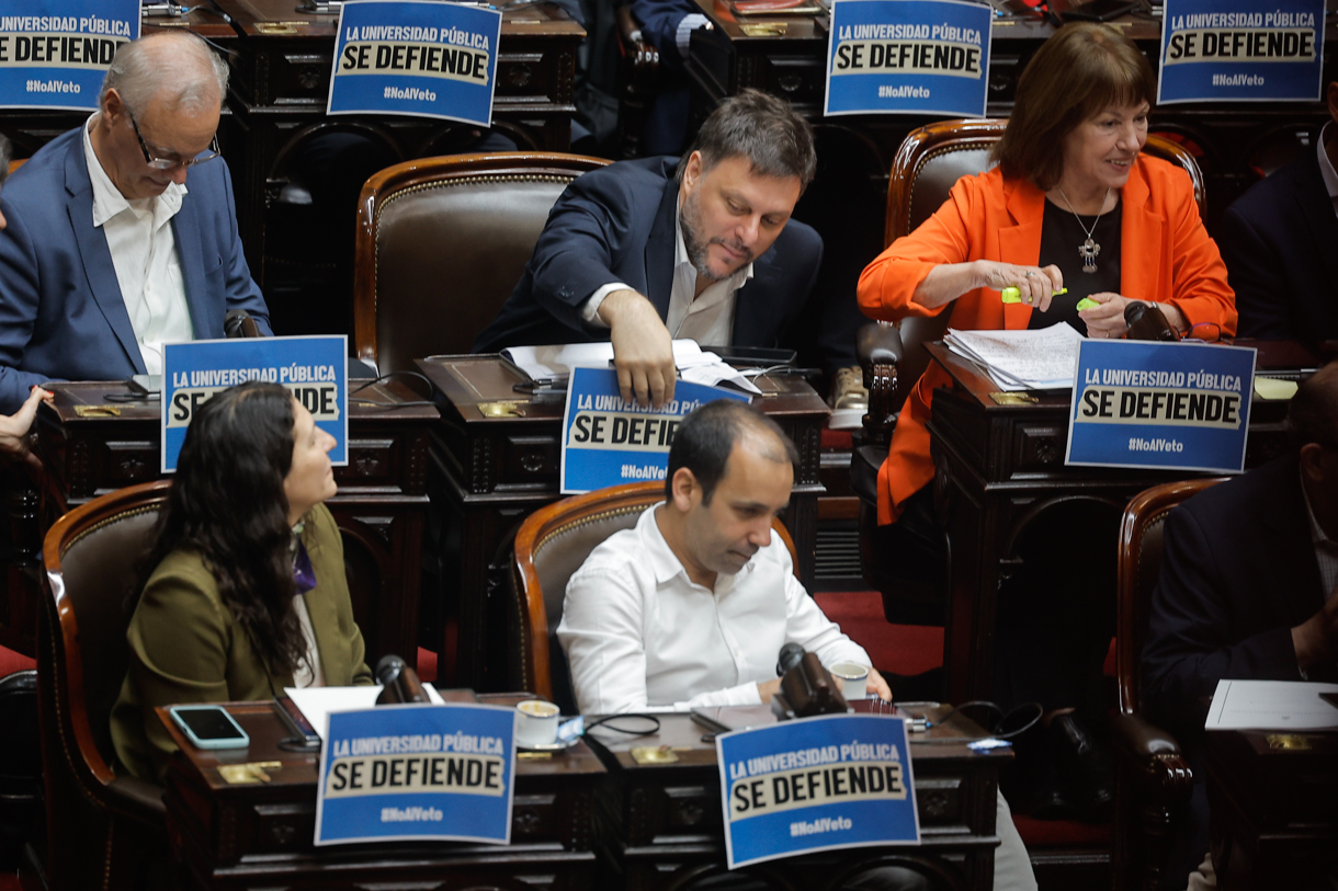 Diputados colocan letreros previo a una sesión en el congreso argentino este miércoles en Buenos Aires (Argentina). (Foto de Juan Ignacio Roncoroni de la agencia EFE)