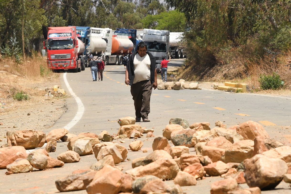 Simpatizantes del expresidente de Bolivia, Evo Morales (2006-20019), bloquean una carretera este jueves, en Epizana, departamento de Cochabamba (Bolivia). (Foto de Jorge Abrego de la agencia EFE)