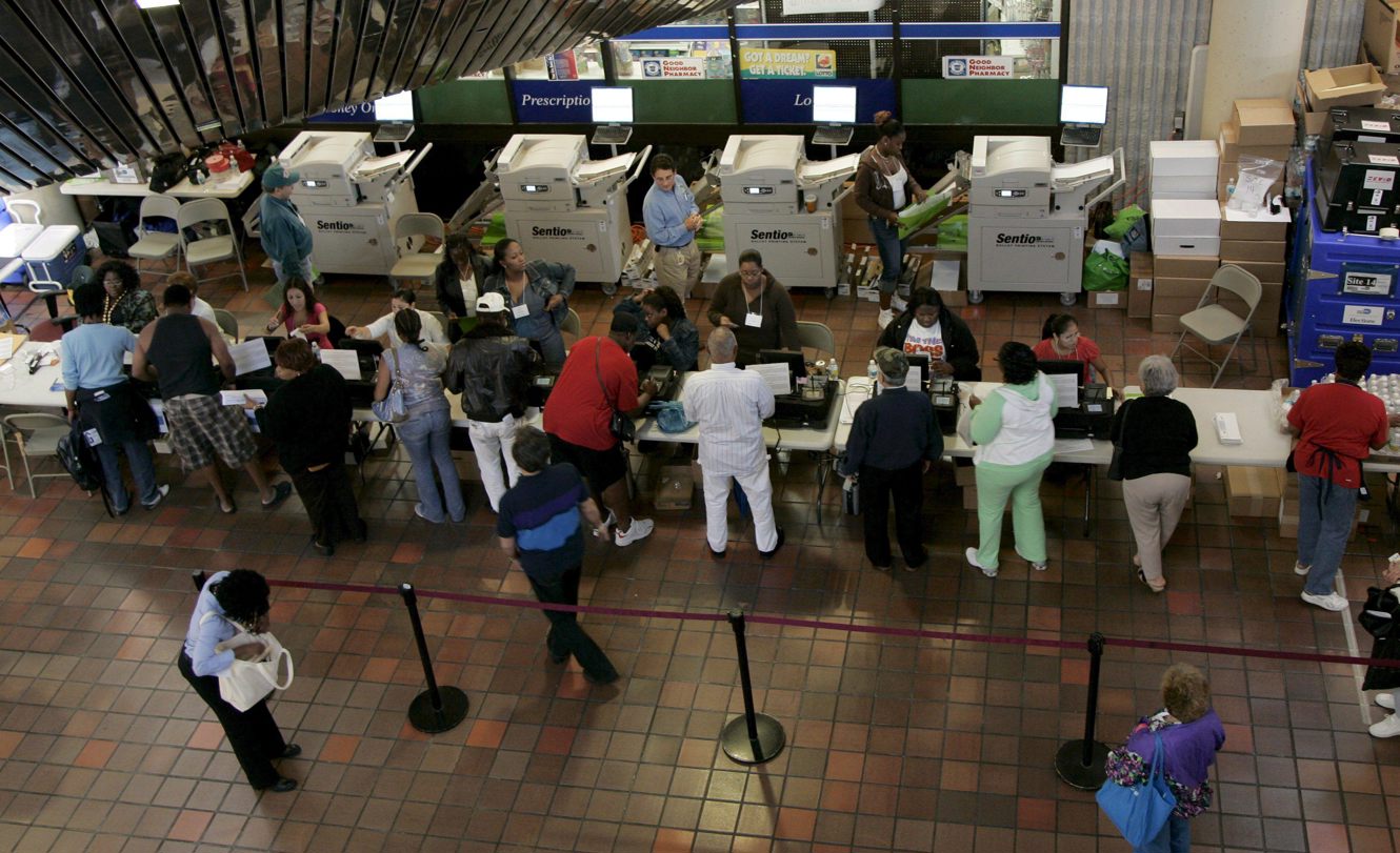 Fotografía de archivo del 27 de octubre de 2024 en donde se ven residentes en el condado de Miami-Dade que esperan para depositar su voto en las votaciones anticipadas de las elecciones estadounidenses que se celebran en Miami, Florida. (Foto de Gary i Rothstein de la agencia EFE)