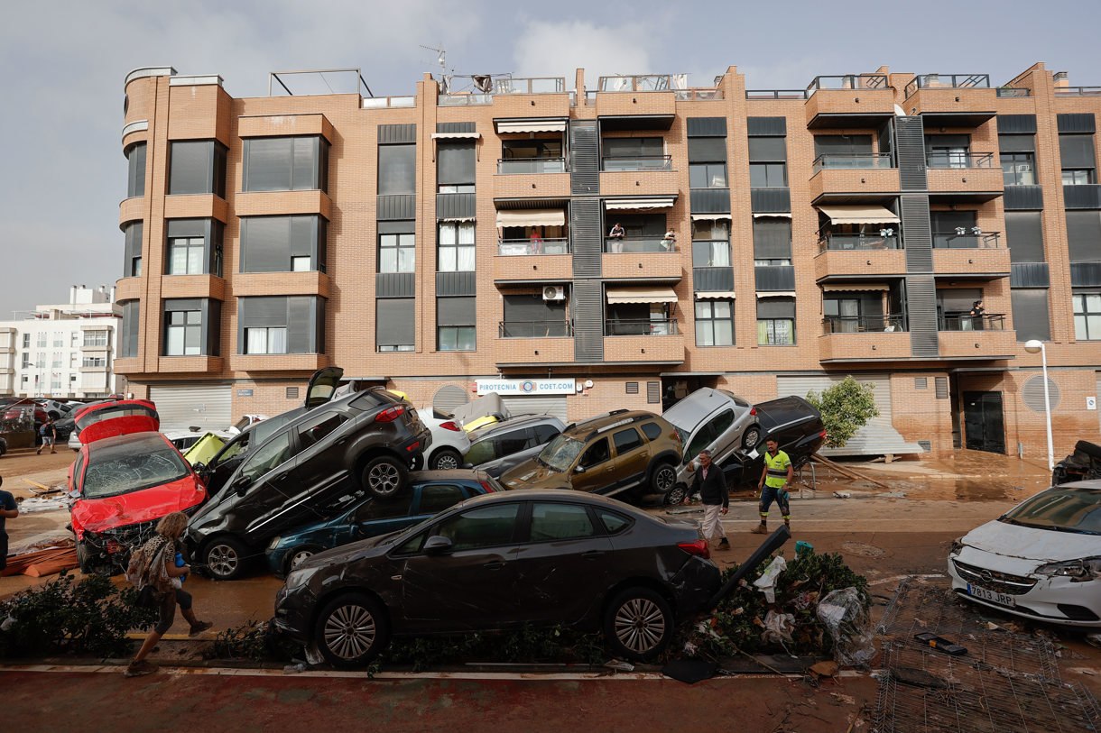 Estado en el que se encuentran varios vehículos en la región valenciana de Paiporta a causa de las fuertes lluvias causadas por la DANA. (Foto de Manu Bruque de la agencia EFE)