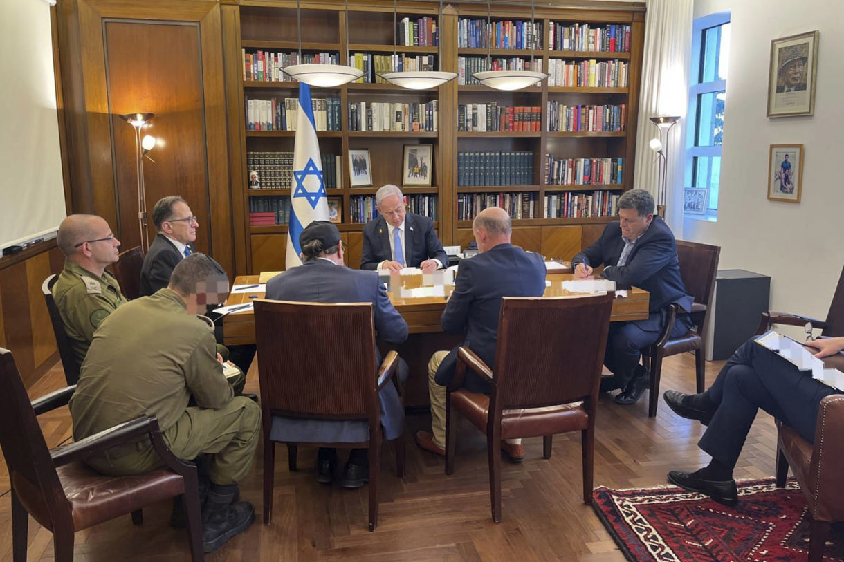 El primer ministro israelí, Benjamín Netanyahu (c), y el presidente estadounidense, Joe Biden, mantuvieron este miércoles una llamada telefónica “directa y productiva”. (Foto de la Oficina del primer ministro de Israel retomada por la agencia EFE)