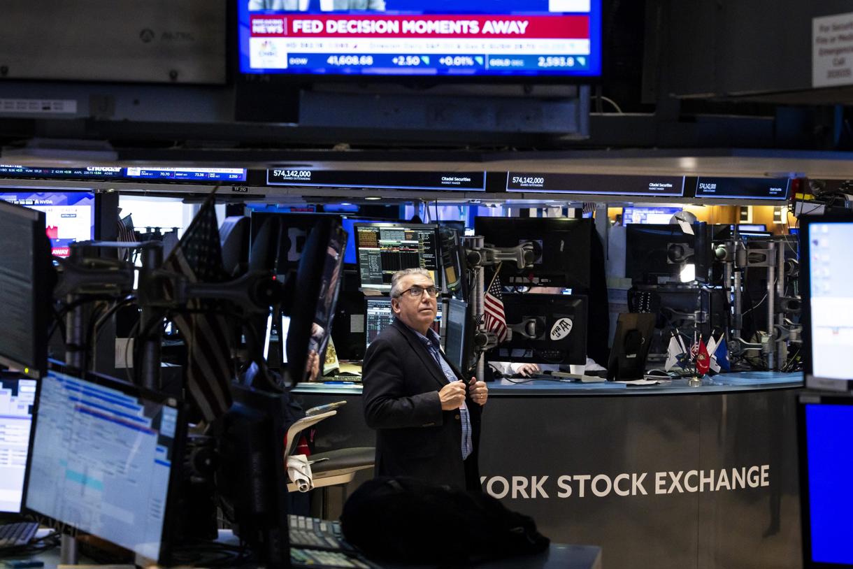 Fotografía de archivo de trabajadores en la Bolsa de Nueva York (EUA). (Foto de Justin Lane de la agencia EFE/EPA)