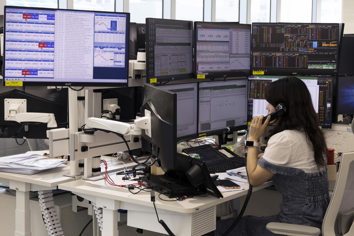 Fotografía de archivo de un corredor de bolsa haciendo monitoreo. (Foto de Jeon Heon-Kyun de la agencia EFE/EPA)