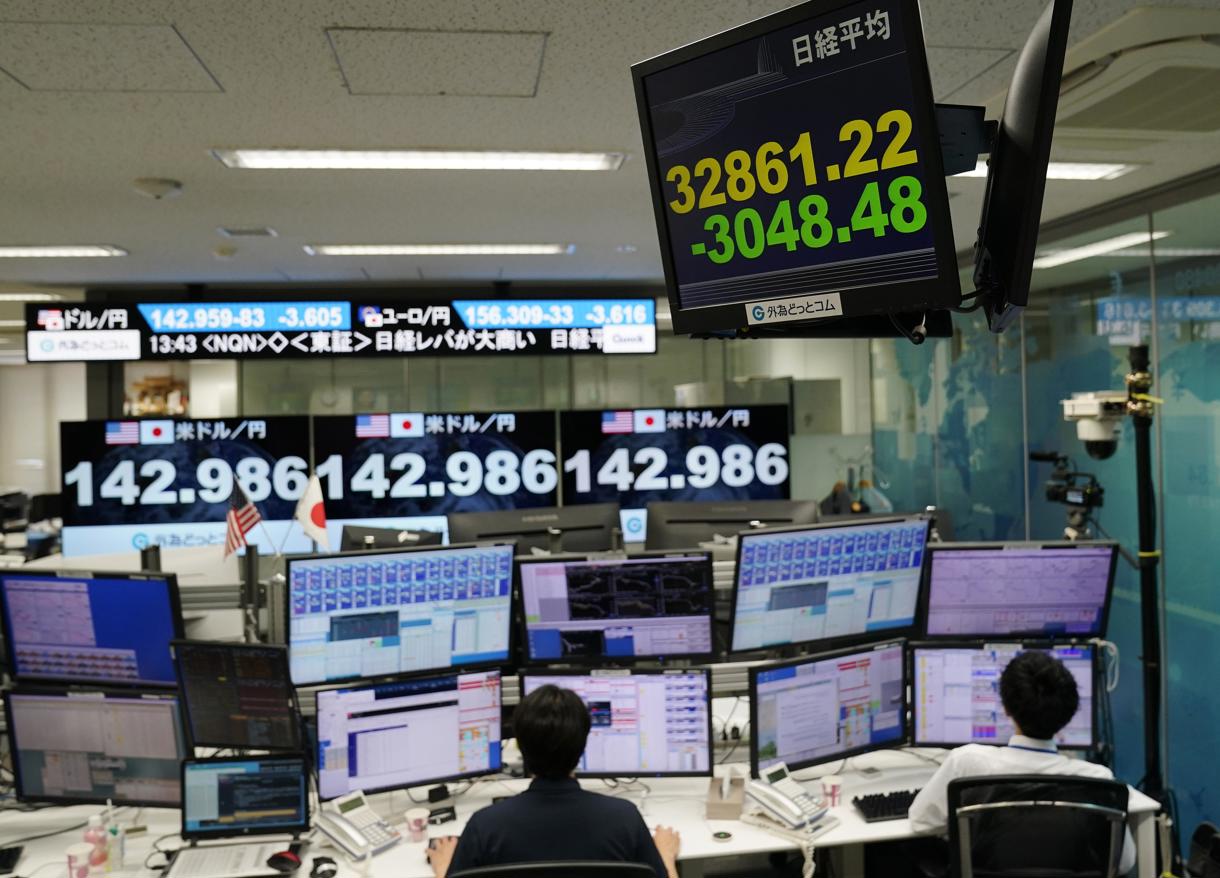 Imagen de archivo de corredores de bolsa observando el movimiento del dólar frente al yen. (Foto de Kimimasa Mayama de la agencia EFE/EPA)