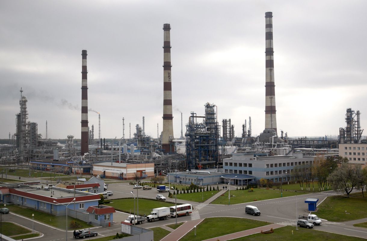 En la imagen de archivo, vista general de una refinería a unos 300 km de Minsk (Bielorrusia). (Foto de Tatyana Zenkovich de la agencia EFE)