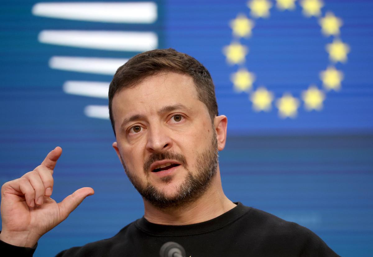 El presidente de Ucrania, Volodymyr Zelenskyy, hace un gesto durante una conferencia de prensa después de asistir a la cumbre del Consejo Europeo en Bruselas, Bélgica, el 17 de octubre de 2024. (Foto de Christopher Neundorf de la agencia EFE/EPA)