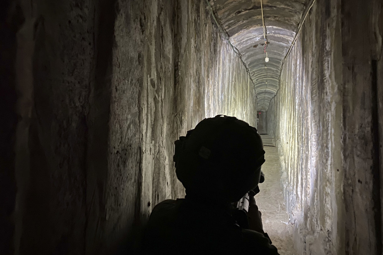 Foto archivo de un soldado israelí en un acceso a túneles. (Foto de Pablo Duer de la agencia EFE)