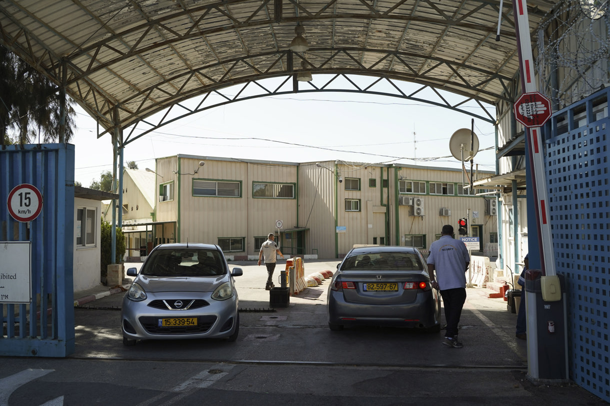 Entrada principal de la sede de la agencia de la ONU para los refugiados palestinos (UNRWA), ubicada en Jerusalén Este, territorio ocupado por Israel. (Foto de Alejandro Ernesto de la agencia EFE)