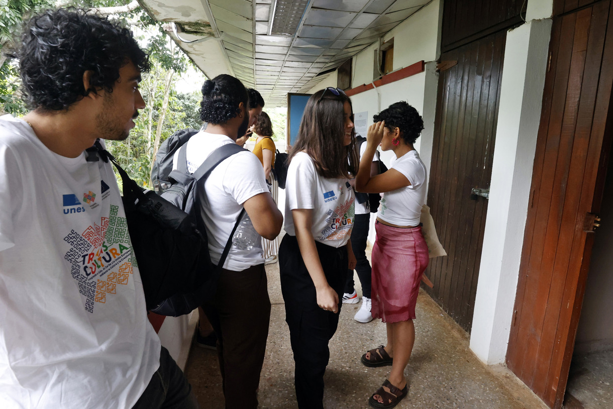 Imagen de archivo de jóvenes cineastas que asisten a un curso en Cuba apoyado por la Unesco. (Foto de Ernesto Mastrascusa de la agencia EFE)