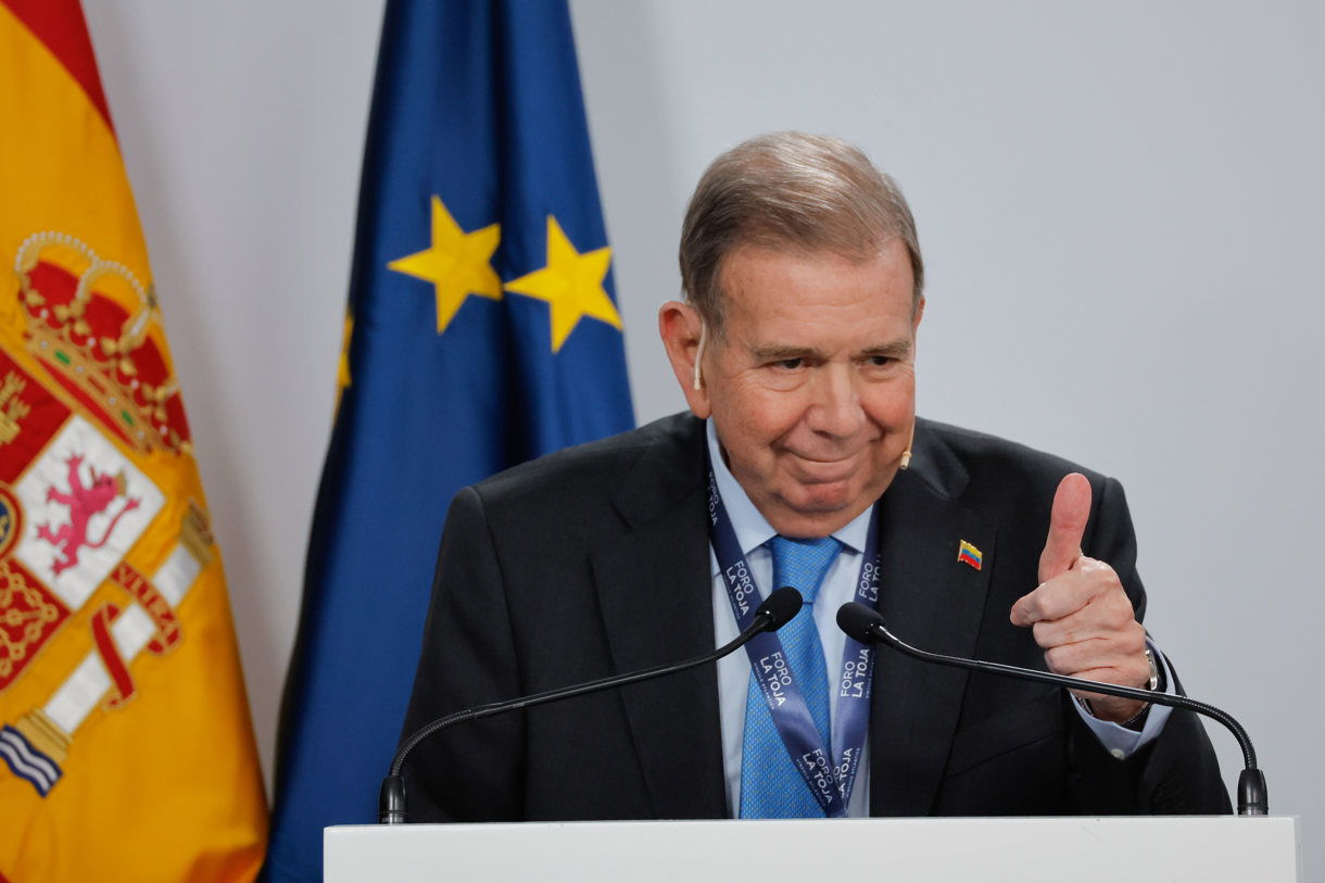 El líder opositor venezolano Edmundo González interviene este viernes en el foro español de debate político La Toja - Vínculo Atlántico. (Foto de Lavandeira jr de la agencia EFE)