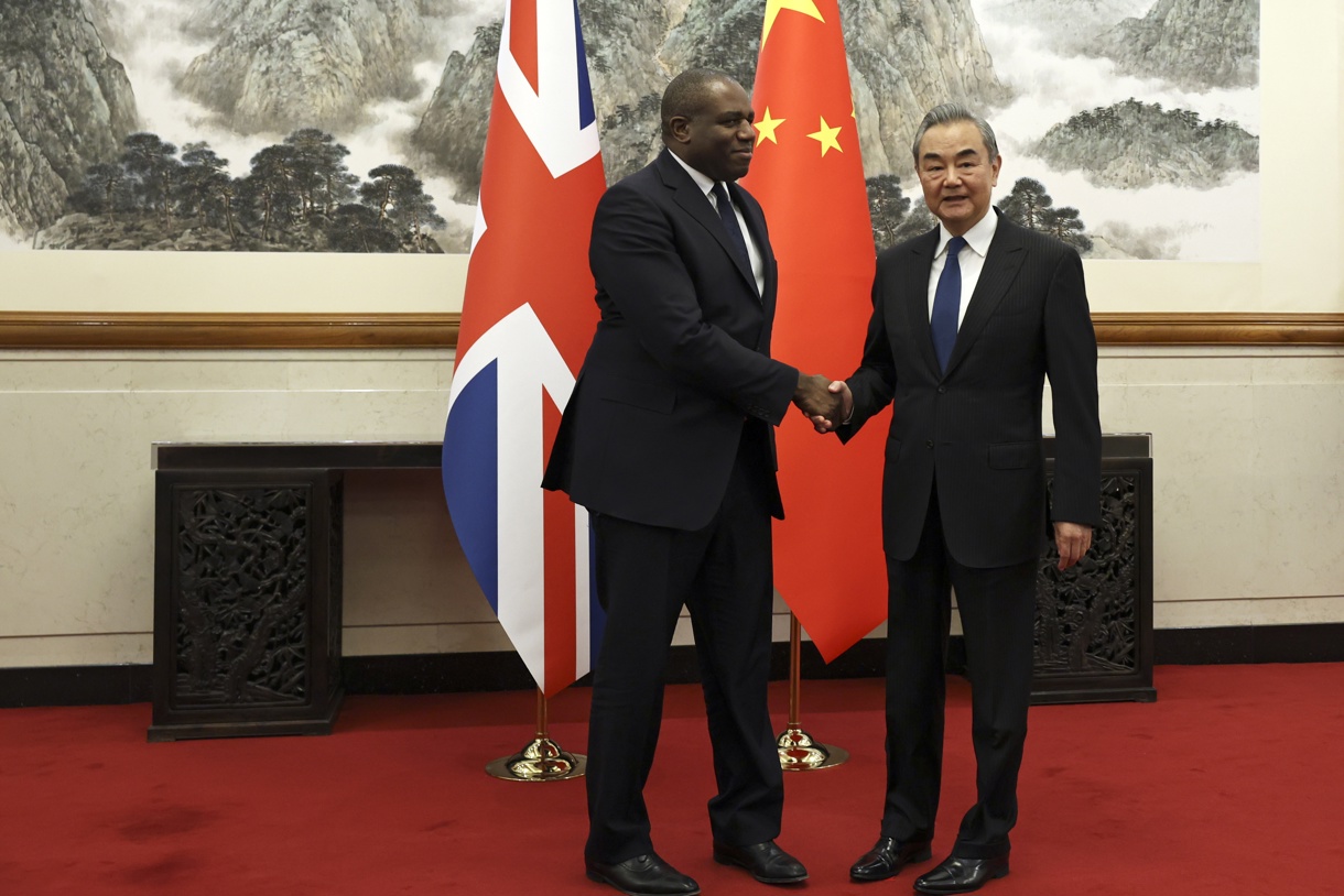 El ministro de Relaciones Exteriores de Gran Bretaña, David Lammy, y el ministro de Relaciones Exteriores de China, Wang Yi, se estrechan la mano antes de su reunión en la Casa de Huéspedes de Estado Diaoyutai en Beijing, China, el 18 de octubre de 2024. (Foto de Florencia Lo de la agencia EFE/EPA/ POOL)