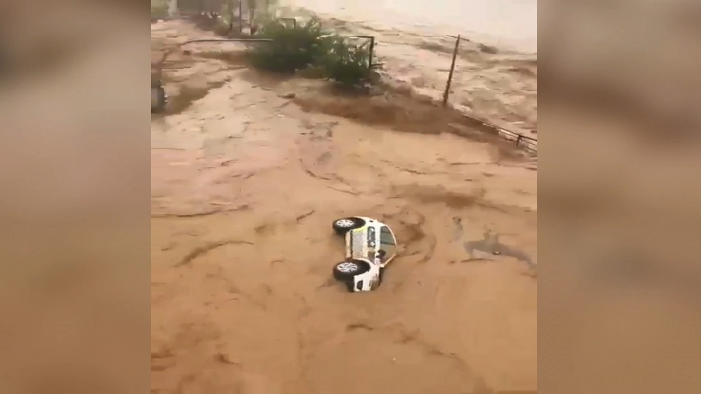 Captura de video que muestra el río Magro desbordado en Utiel y obliga a los bomberos a evacuar bajos y comercios. (Foto de EFE/Emergencias 112 Valencia)