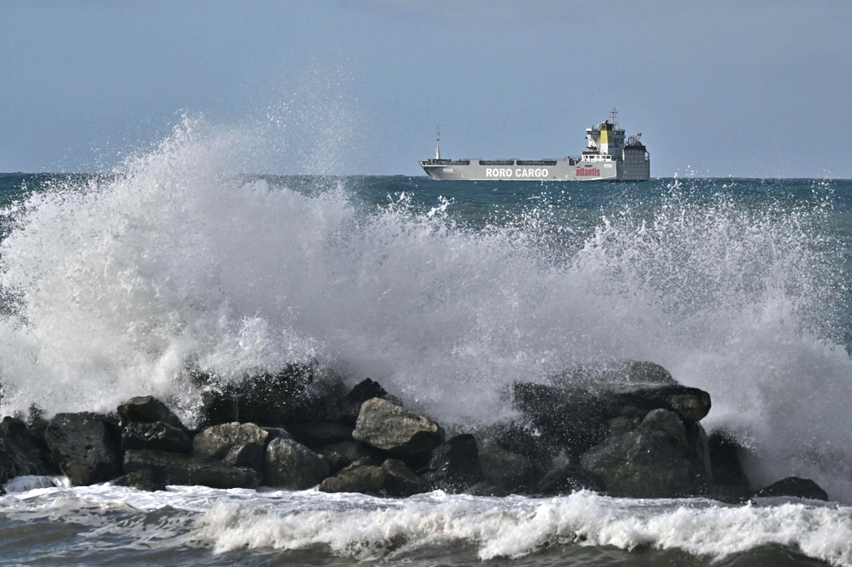 Las olas rompen con fuerza en la costa de Liguria, Génova (Italia). (Foto de Luca Zennaro de la agencia EFE/EPA)