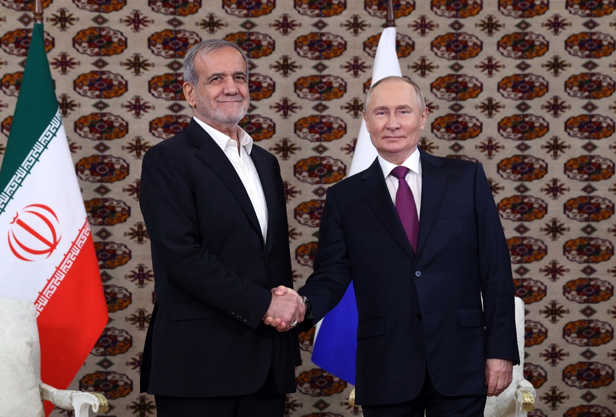 El presidente iraní Masoud Pezeshkian (i) y el presidente ruso Vladimir Putin (d). (Foto de Alexander Shcherbak / Sputnik EFE)