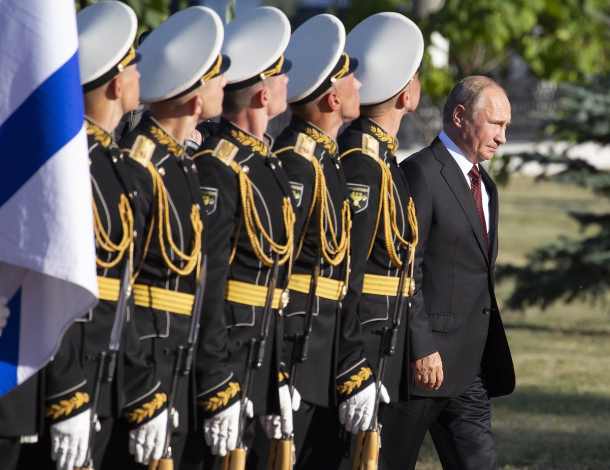 El presidente Vladímir Putin (d), participa en una ceremonia en la Tumba del Soldado Desconocido en Kursk (Rusia). (Foto de Archivo de Alexander Zemlianichenko de la agencia EFE)