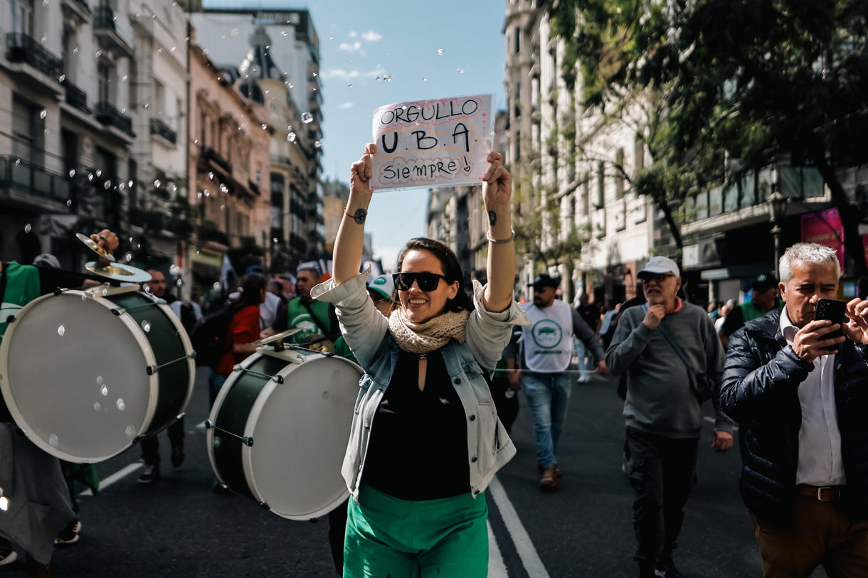 Una mujer sostiene un cartel en una marcha en Buenos Aires, donde Profesores y alumnos de universidades públicas de Argentina, con el respaldo de otros sectores, se volcaron a las calles para protestar contra la intención del presidente del país, Javier Milei, de vetar una ley recientemente aprobada. (Foto de Juan Ignacio Roncoroni de la agencia EFE)