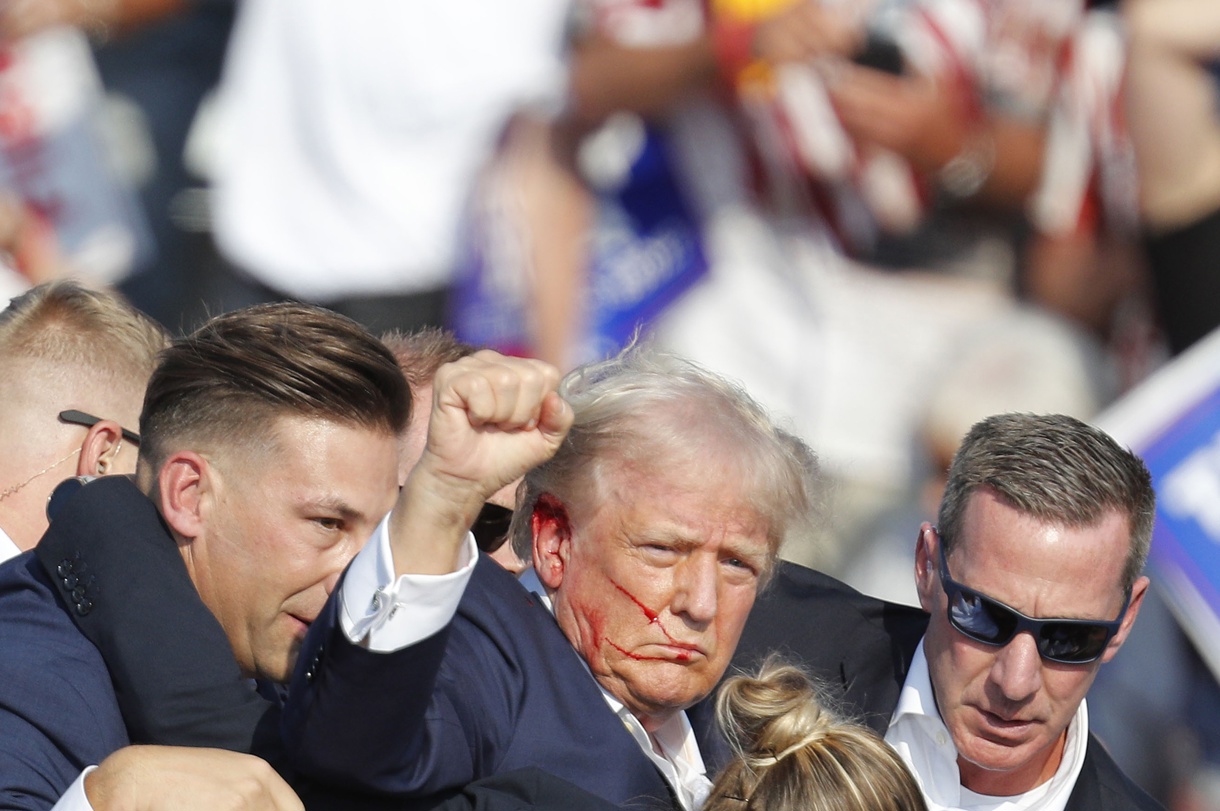 Foto de archivo del expresidente estadounidense y candidato republicano a la Casa Blanca, Donald Trump, el 13 de julio en Butler (Pensilvania, EUA) cuando fue víctima de un atentado contra su vida. (Foto de David Maxwell de la agencia EFE/EPA)