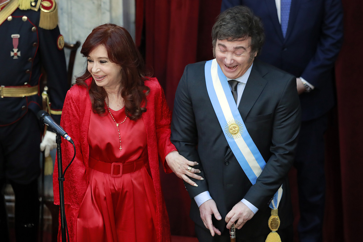 Fotografía de archivo del presidente de Argentina, Javier Milei, el día de su posesión, el 10 de diciembre de 2023, sonriendo junto a la entonces vicepresidenta saliente, Cristina Fernández de Kirchner. Actualmente son “enemigos” políticos. (Foto archivo de Demian Alday Estevez de la agencia EFE)