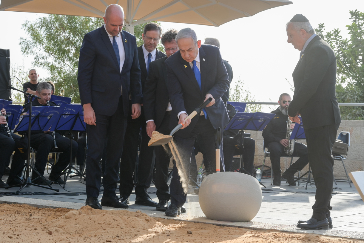 El primer ministro israelí, Benjamín Netanyahu, participa este lunes, en la ceremonia en memoria de los asesinados y caídos el 7 de octubre y en la guerra de las “Espadas de Hierro”, y en la colocación de una piedra angular para la Monumento a las víctimas de las hostilidades, en la Knesset de Jerusalén. (Foto de la agencial EFE)