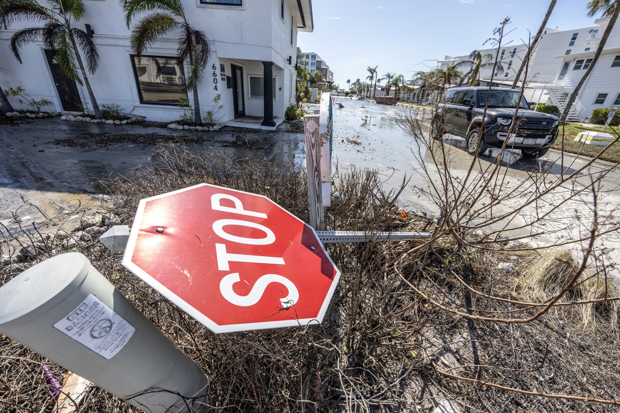 Vista de los daños dejados por el huracán Milton en Siesta Key, Florida, Estados Unidos, 10 de octubre de 2024. (Foto de Cristobal Herrera-Ulashkevich de la agencia EFE/EPA)