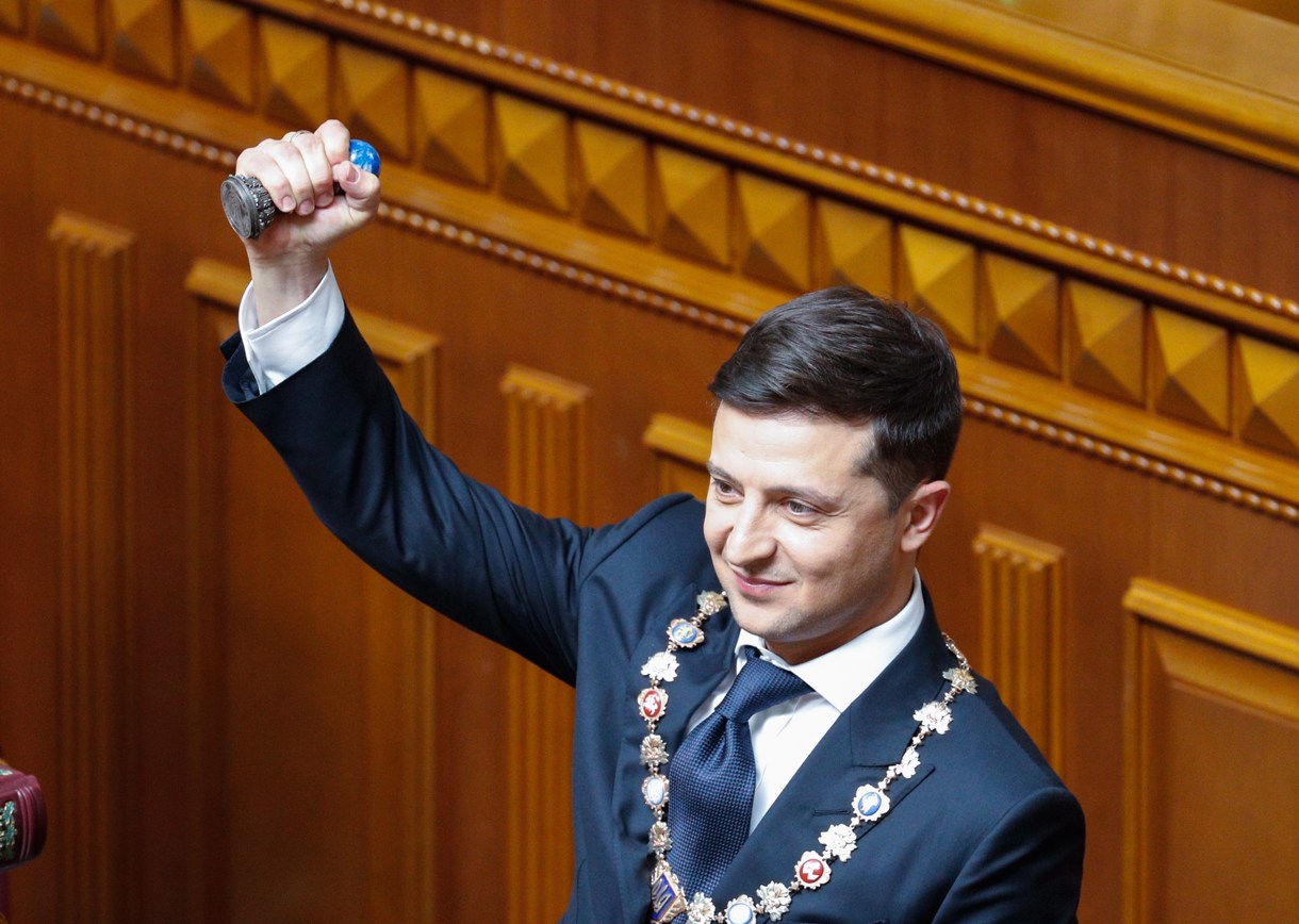 Foto archivo. El presidente de Ucrania, Vladímir Zelenski, muestra un sello, símbolo del poder del estado, durante su investidura. (Foto de Sergey Dolzhenko de la agencia EFE)