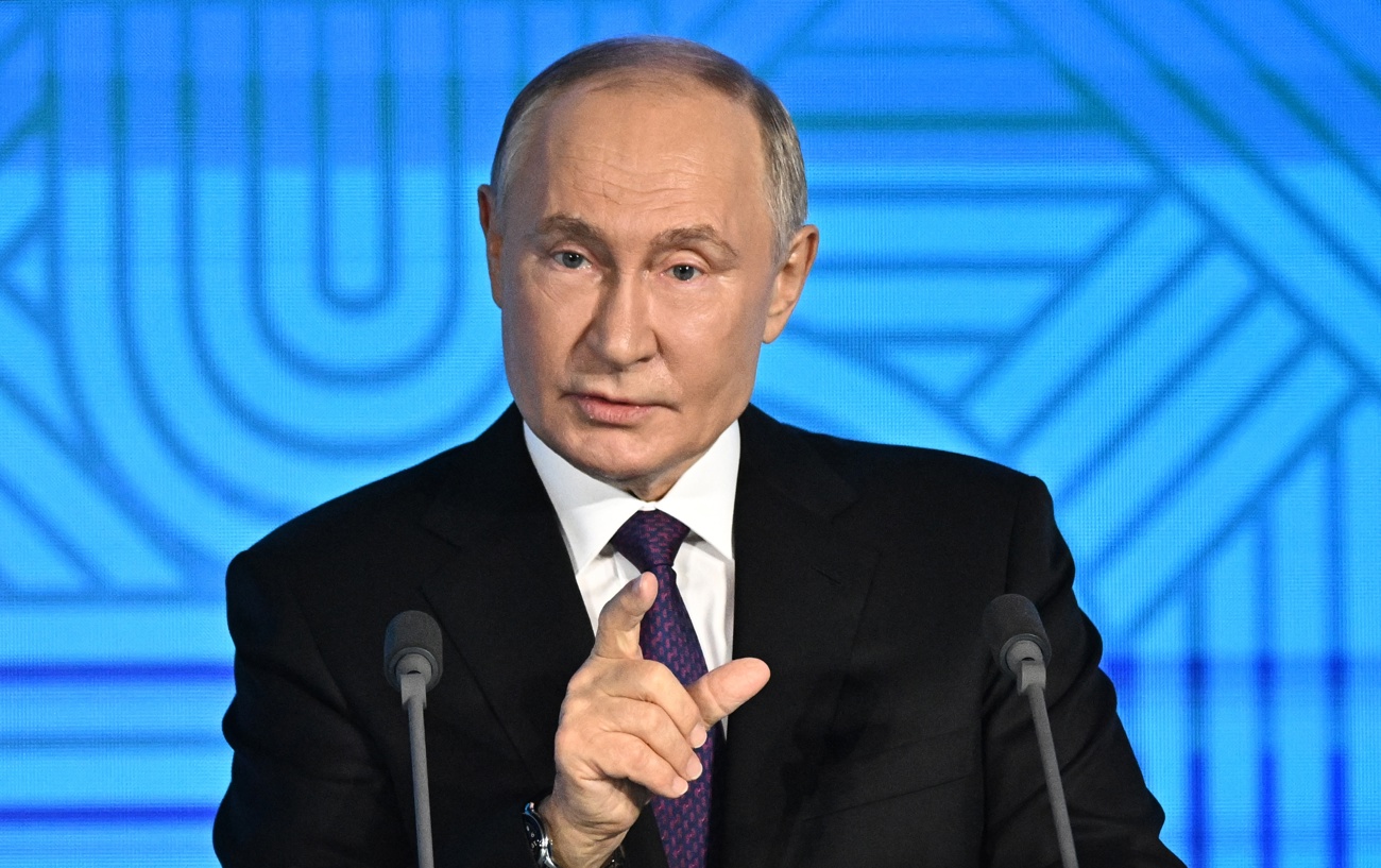 El presidente Vladimir Putin, habla durante una sesión plenaria del Foro Empresarial BRICS en Moscú, Rusia, el 18 de octubre de 2024. (Foto de Sergey Bobylev de la agencia EFE/EPA/SPUTNIK)