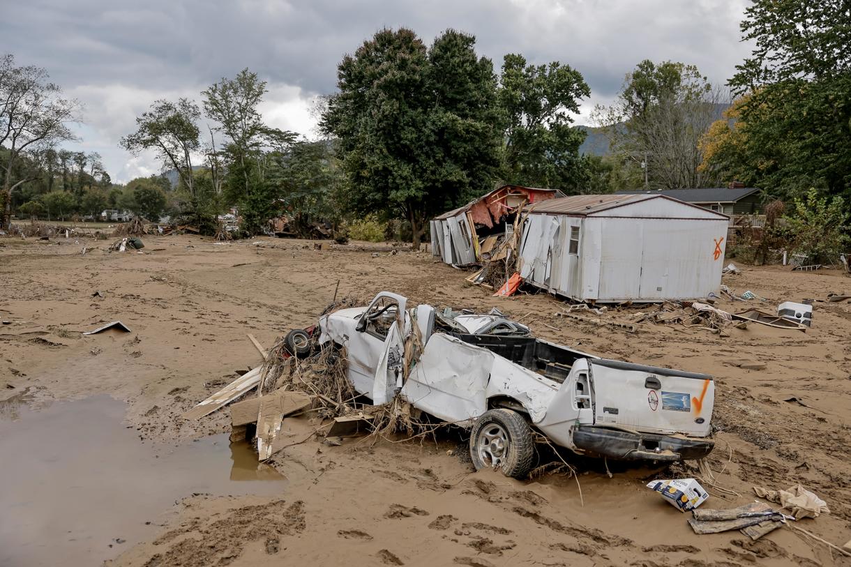 Restos de una casa móvil y un vehículo a lo largo del río Swannanoa después de la catastrófica inundación causada por Helene en Swannanoa, Carolina del Norte, EUA, el 3 de octubre de 2024. (Foto de Erik S. Lesser de la agencia EFE/EPA)