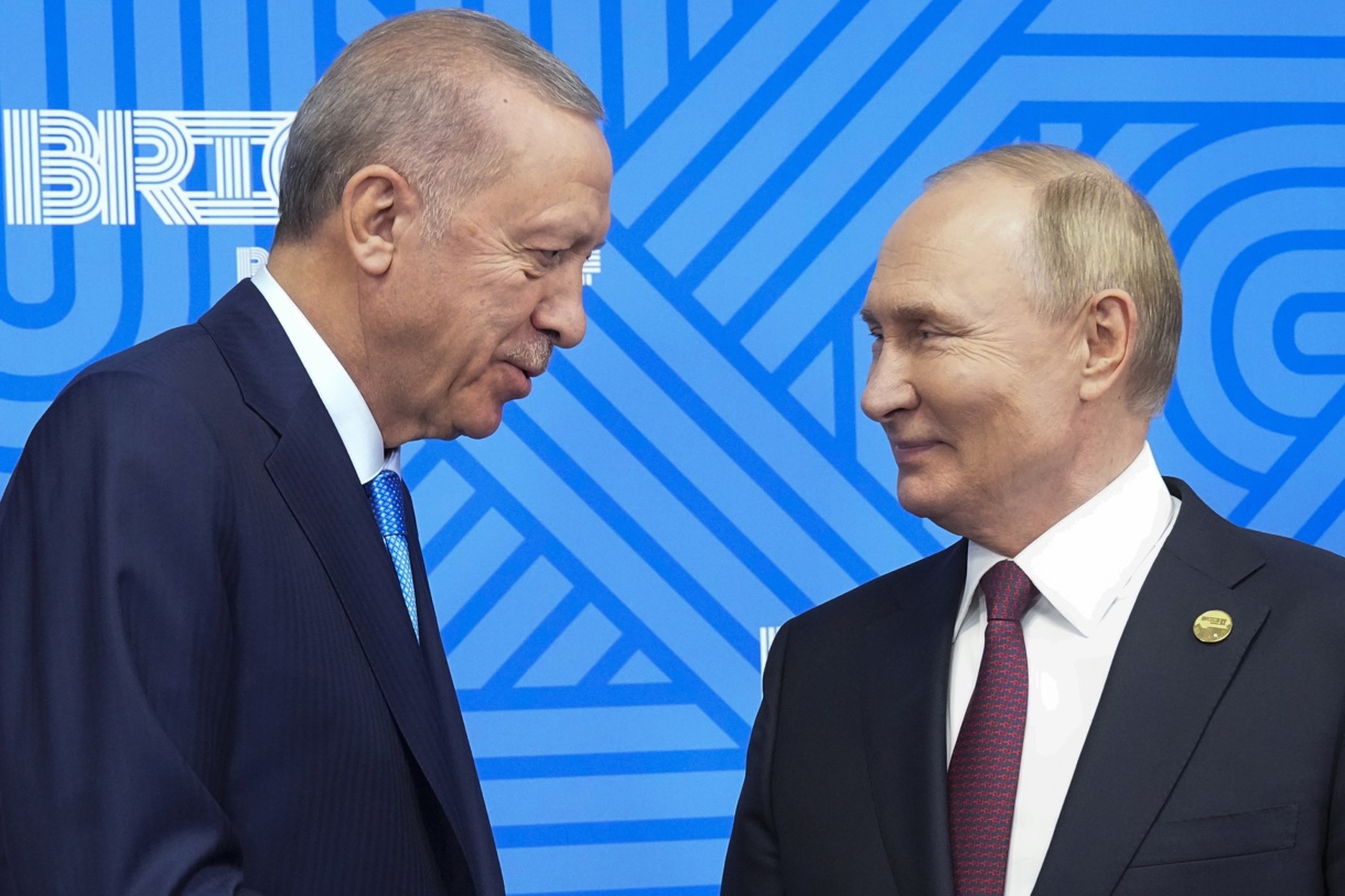 El presidente ruso, Vladimir Putin (derecha), da la bienvenida al presidente turco, Recep Tayyip Erdogan, antes de su reunión al margen de la cumbre BRICS en Kazán, Rusia, el 23 de octubre de 2024. (Foto de Alexander Zemlianichenko de la agencia EFE/EPA)