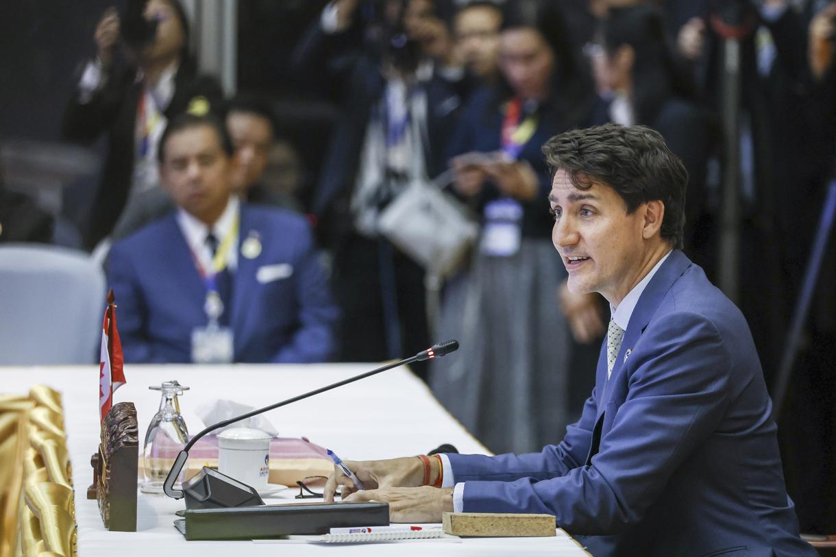 Foto de archivo del primer ministro de Canadá, Justin Trudeau (der.). (Foto de Rungoj Yongrit de la agencia EFE/EPA)