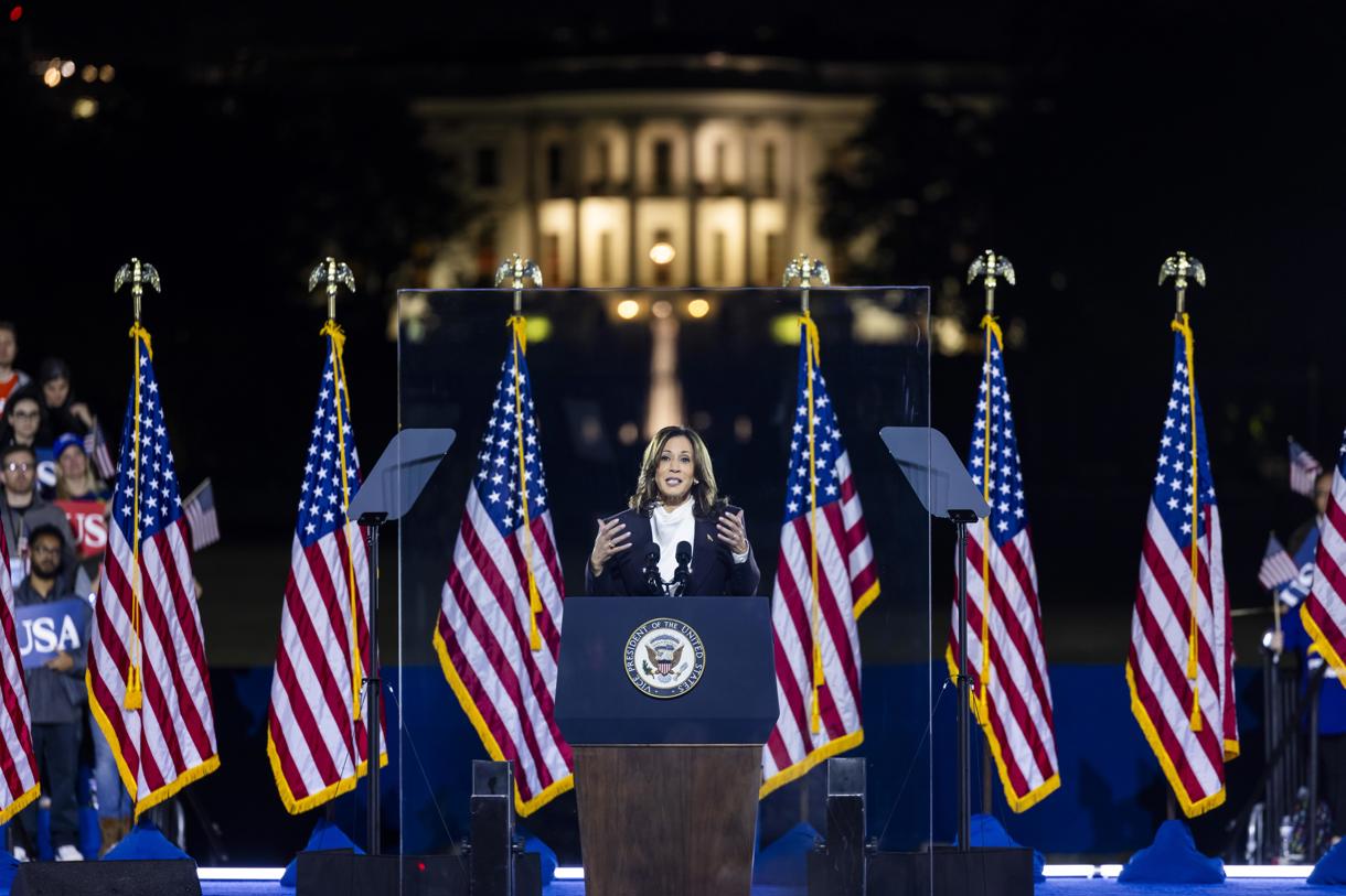 La vicepresidenta de EUA y actual nominada presidencial demócrata, Kamala Harris, habla durante su mitin de “argumentos finales” en la Elipse en Washington, DC, Estados Unidos, el 29 de octubre de 2024. (Foto de Jim Lo Scalzo de la agencia EFE)