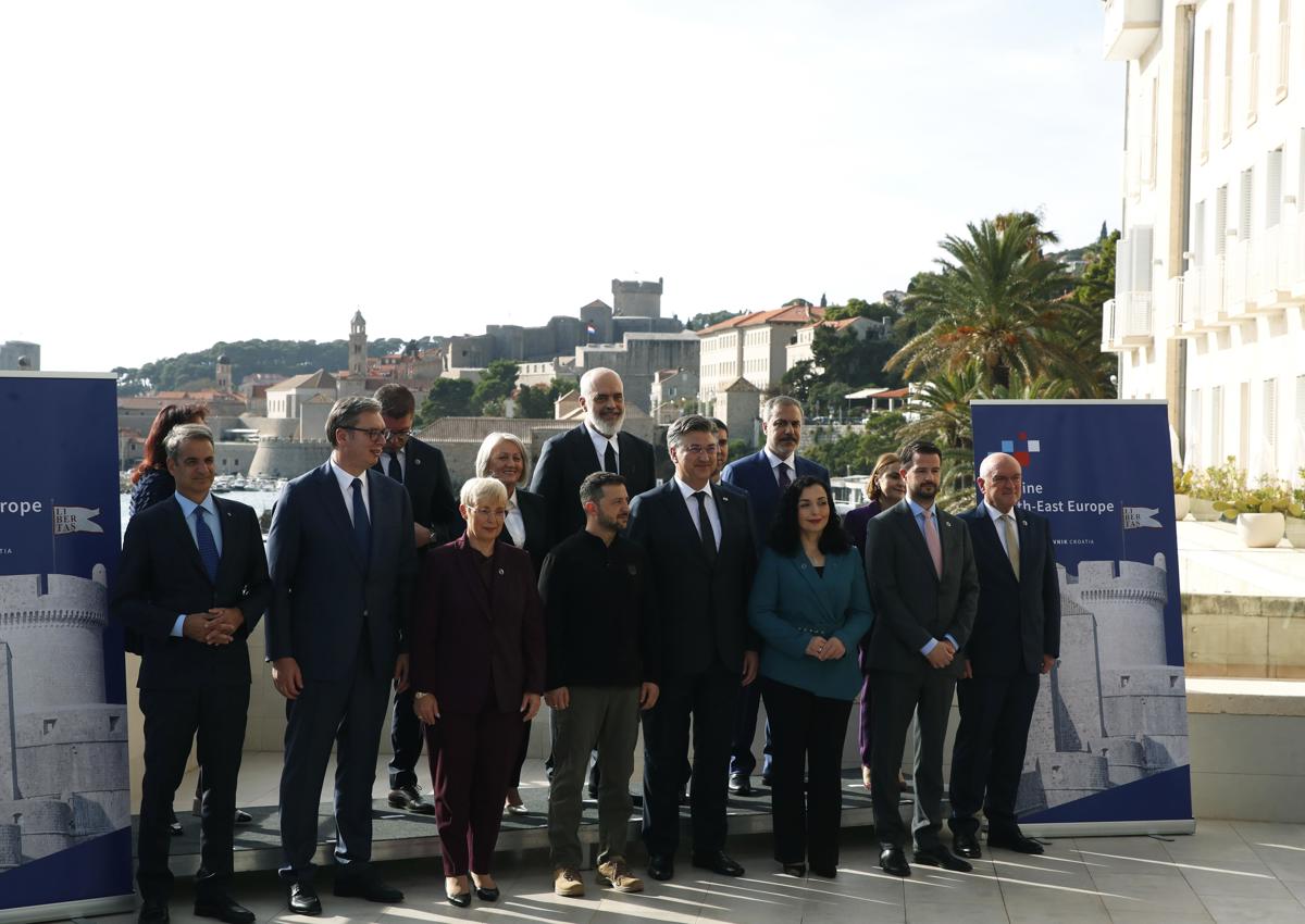 El primer ministro croata, Andrej Plenkovic (D), y el presidente ucraniano, Volodímir Zelenski (I), durante la cumbre de apoyo a Ucrania de Croacia junto a otros asistentes. (Foto Antonio Bat de la agencia EFE/EPA)