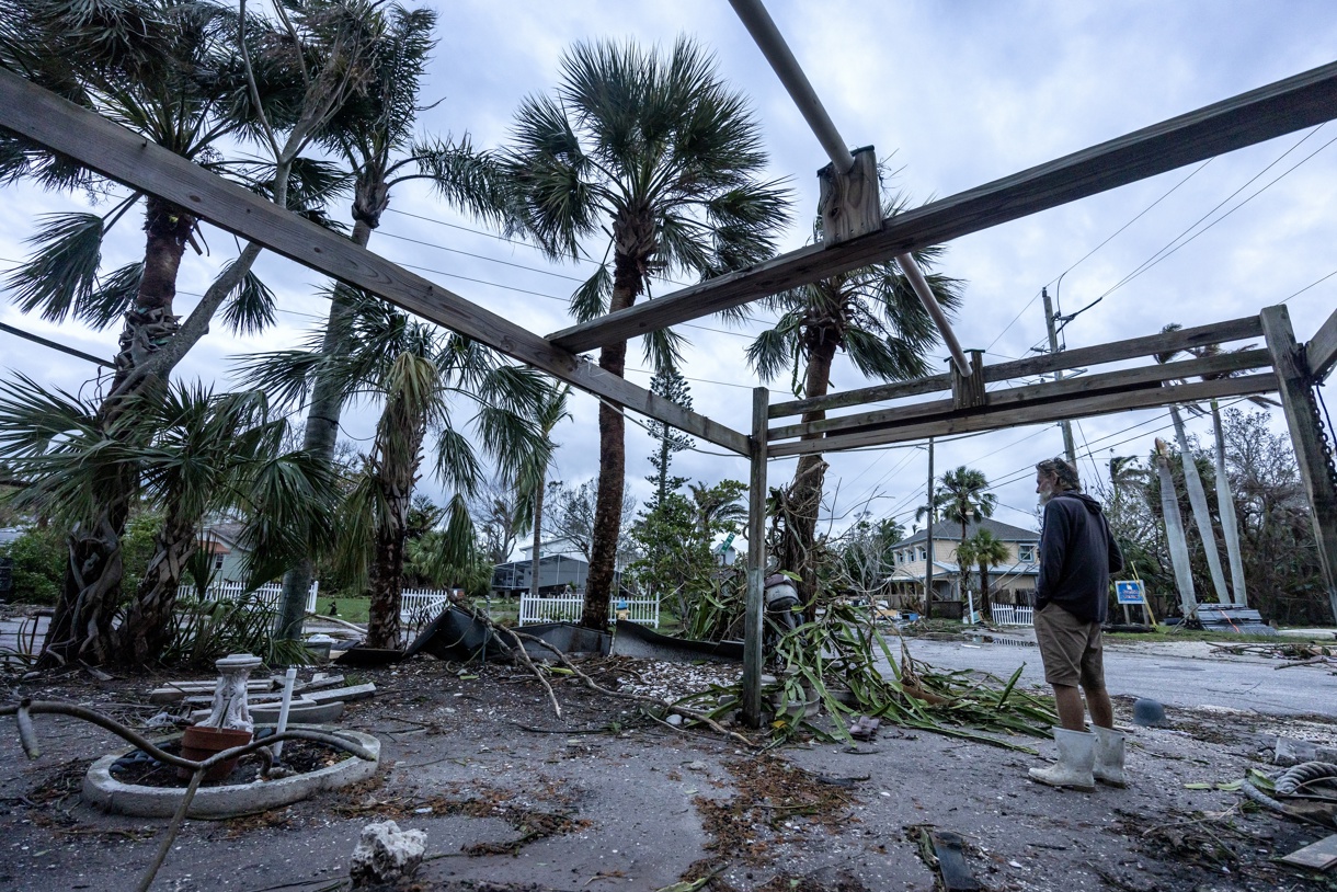 Un hombre observa los escombros después de que el huracán Milton arrasara Bradenton, Florida, EUA, el 10 de octubre de 2024. (Foto de Cristóbal Herrera-Ulaskevich de la agencia EFE)